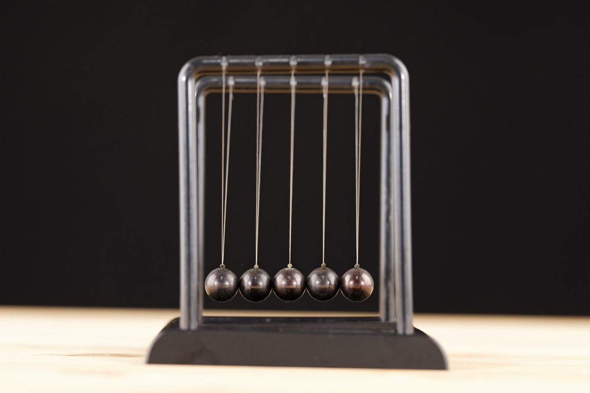 Choc élastique : pendule de Newton