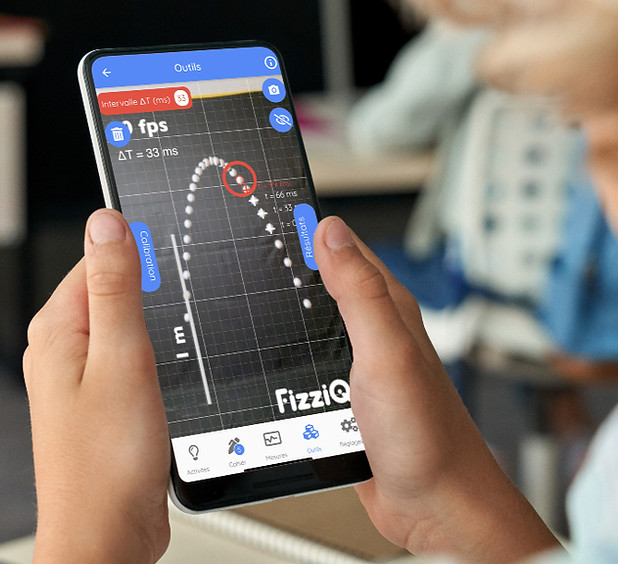 Élèves travaillant en groupe avec FizziQ